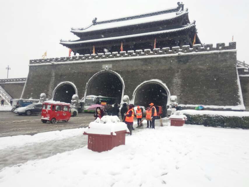 寿县分公司在城门口清扫积雪.jpg